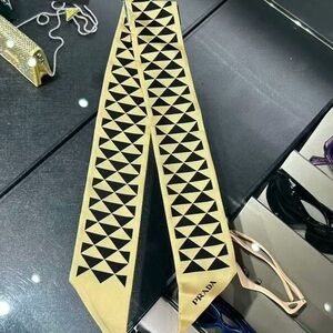 🧨steal authentic Prada Black and Tan Triangle Pattern Tie